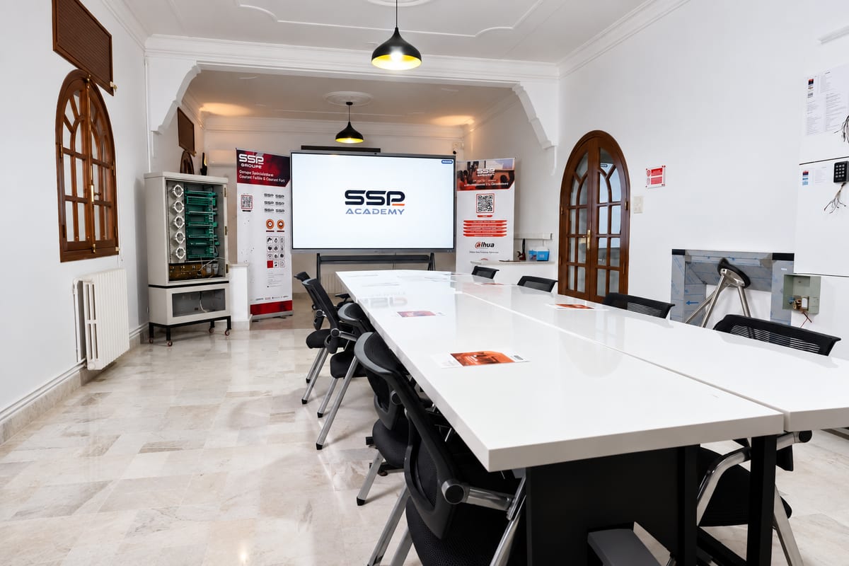 SSP Academy multipurpose room: large table, 98-inch interactive display and mock-ups